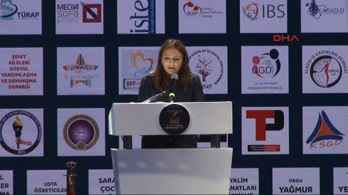 Bakan Ayşenur İslam\'ın Ayağına Sahnede Kablo Dolandı