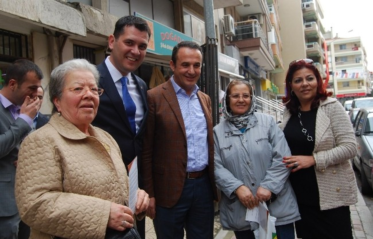 AK Parti Karşıyaka Belediye Başkan Adayı Tanfer Kemerli Seçmenle Buluşuyor