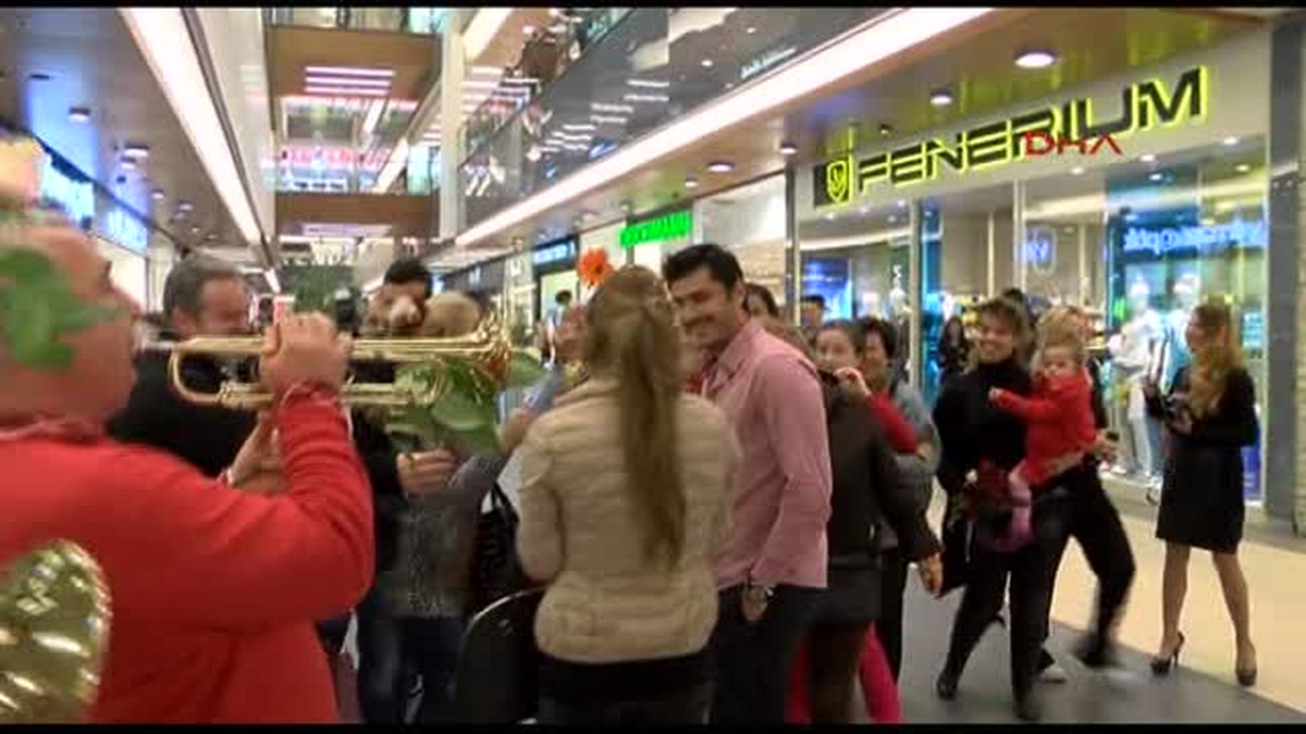 Alışveriş Merkezinde Sürpriz Evlilik Teklifi