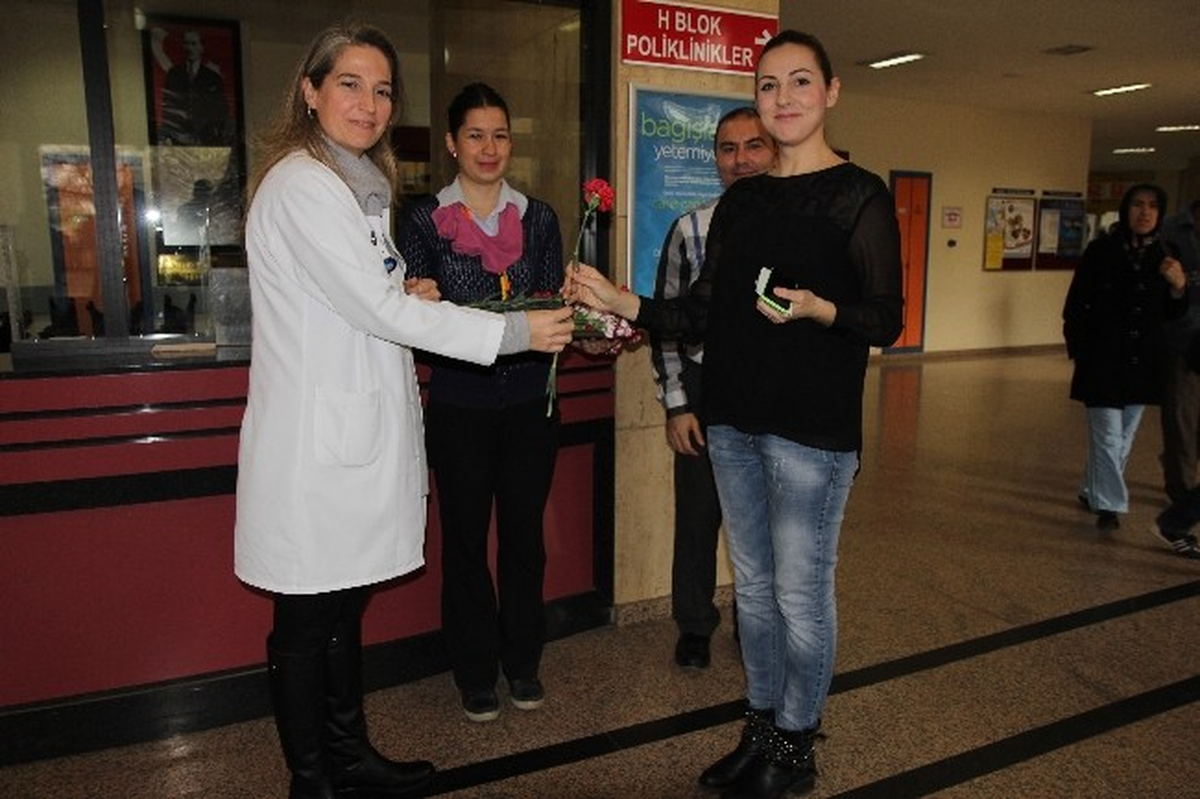 Aü Hastanesi\'nden Kadınlar Günü\'nde Çiçekli Kutlama