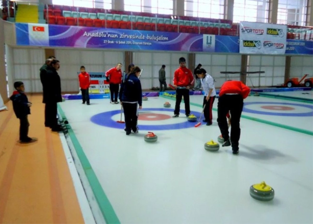 Curling Takımından Kaymakam ve Belediye Başkanına Plaket