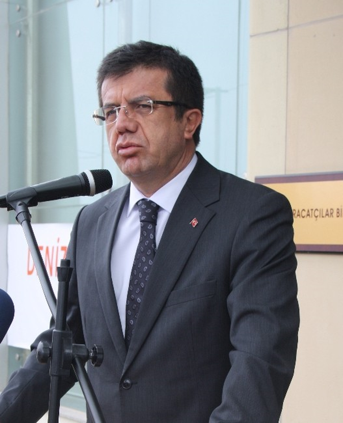 Bakan Zeybekci\'den İlginç Kadınlar Günü Mesajı