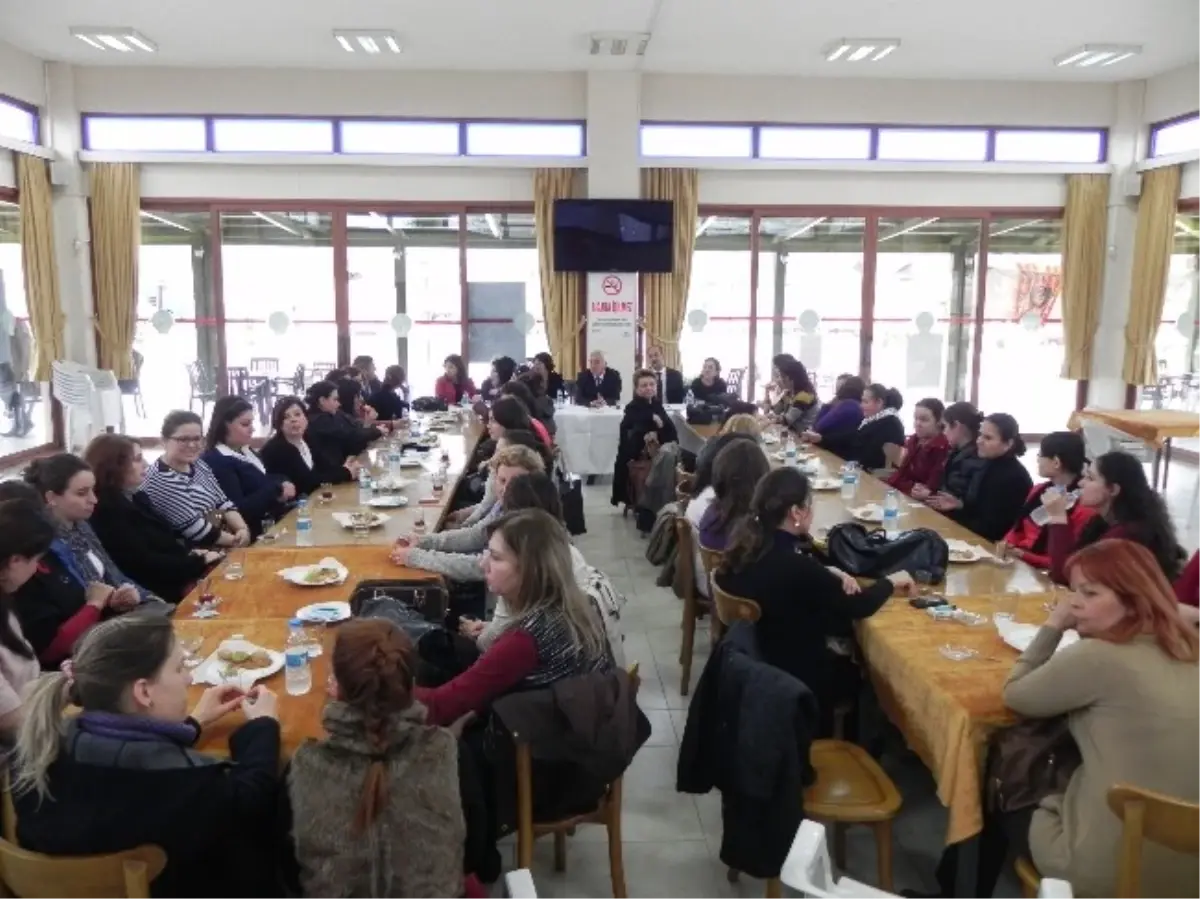Başkan Keskin'den 8 Mart'da Belediye Çalışanı Kadınlara Karanfil