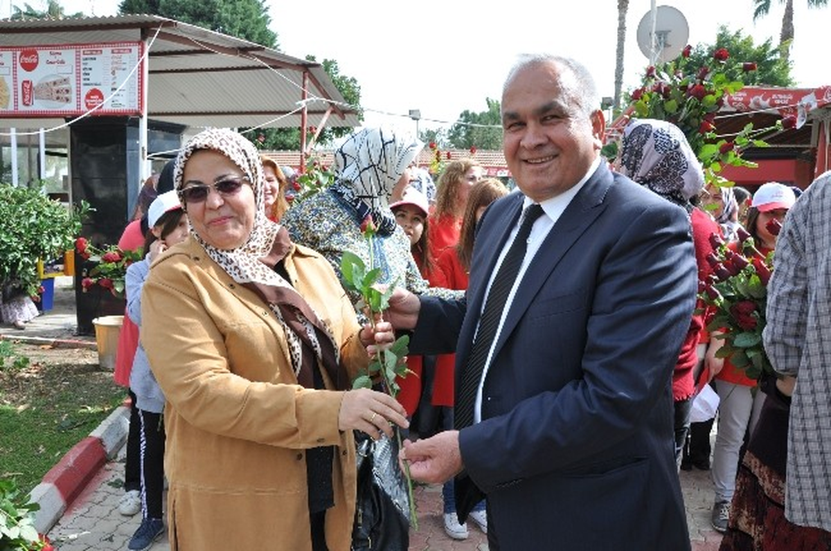 Başkan Tollu Kadınlara Gül Dağıttı