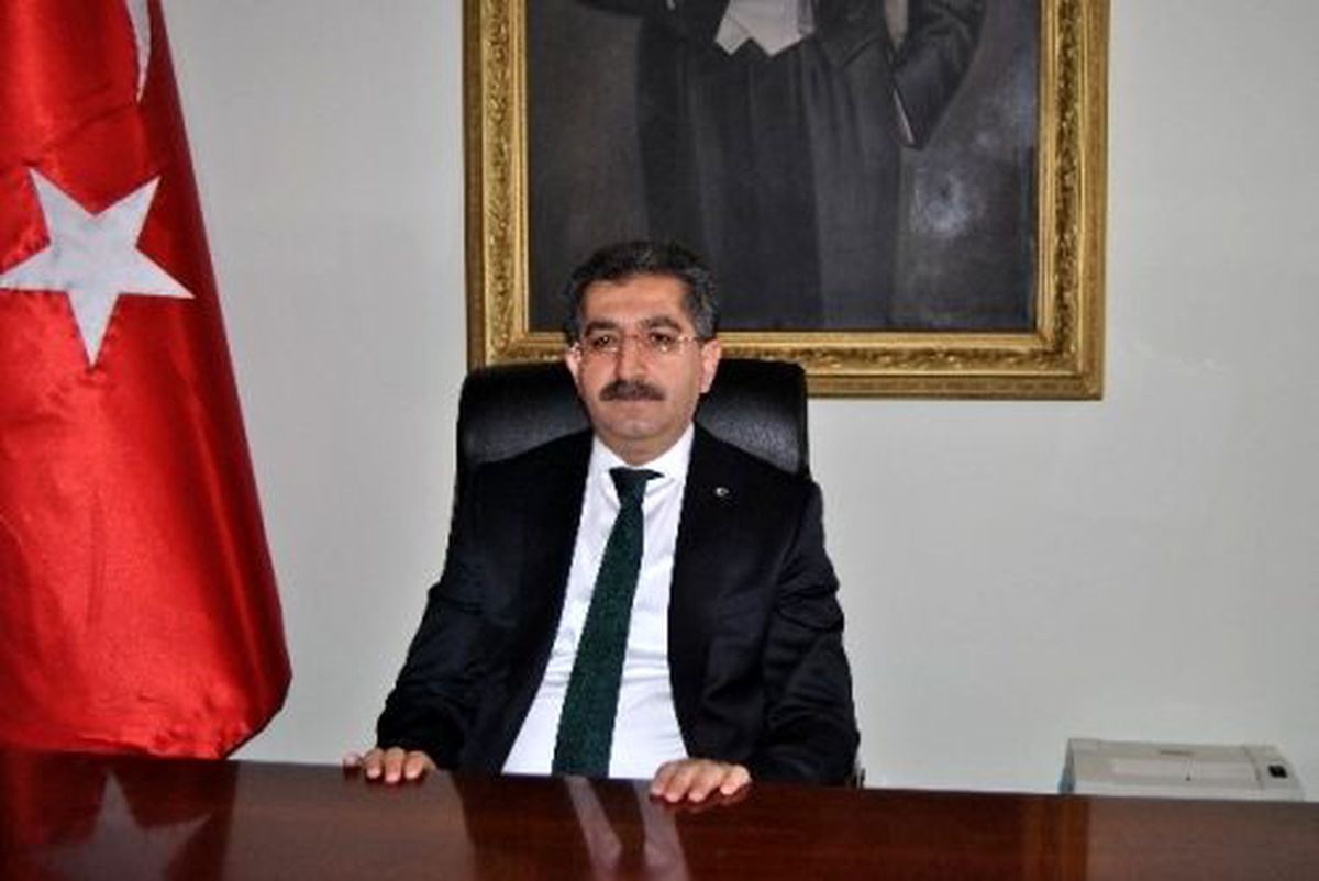 Vali Zahteroğulları Kadınlar Gününde Çiçek Takdim Etti