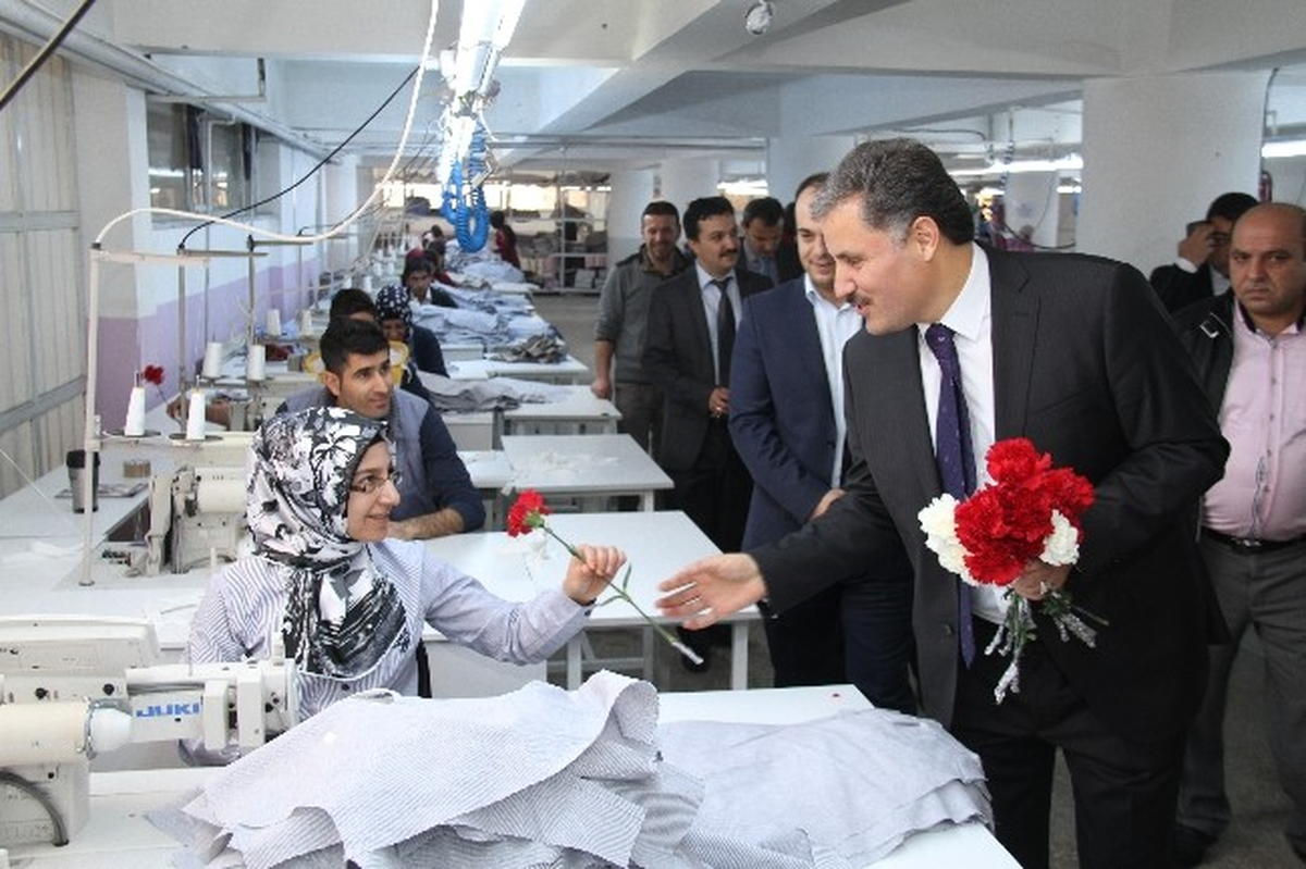 Çakır, Kadın Çalışanlara Karanfil Verdi