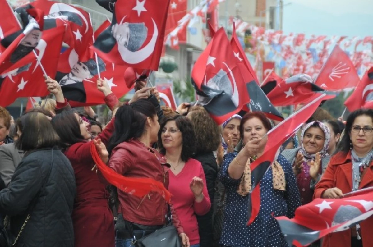 CHP\'li Mumcu, Turgutlu\'da Kadınlara Karanfil Dağıttı