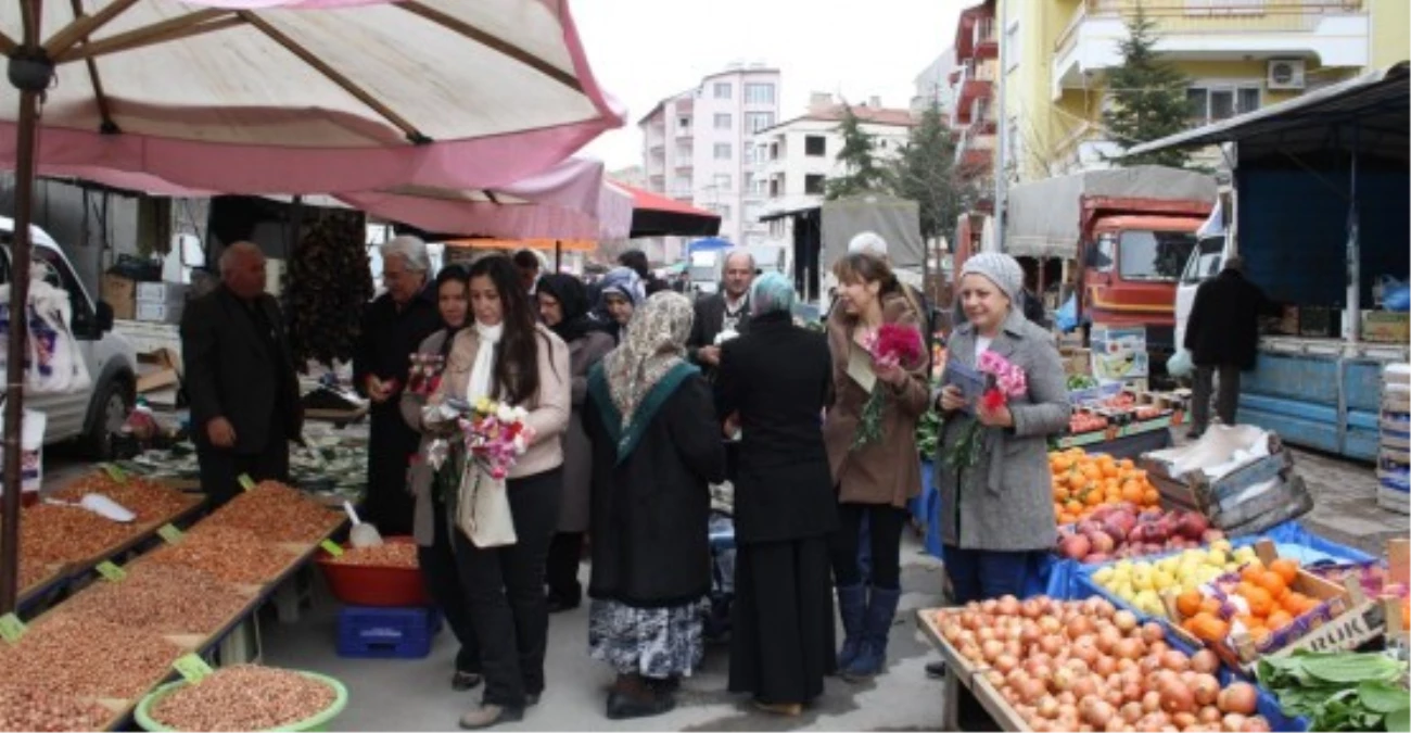 CHP\'liler Sandıklı\'da Kadınlara Karanfil Dağıttı