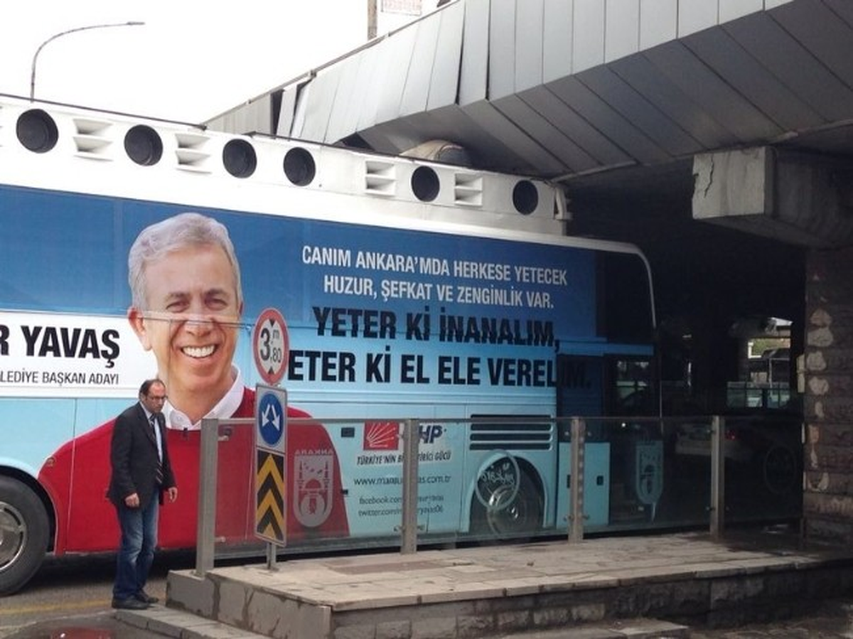 Ankara'da CHP'nin Otobüsü Köprüye Takıldı