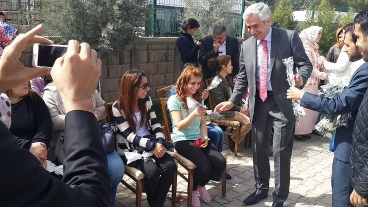 Ensarioğlu Kadınlara Karanfil Dağıttı