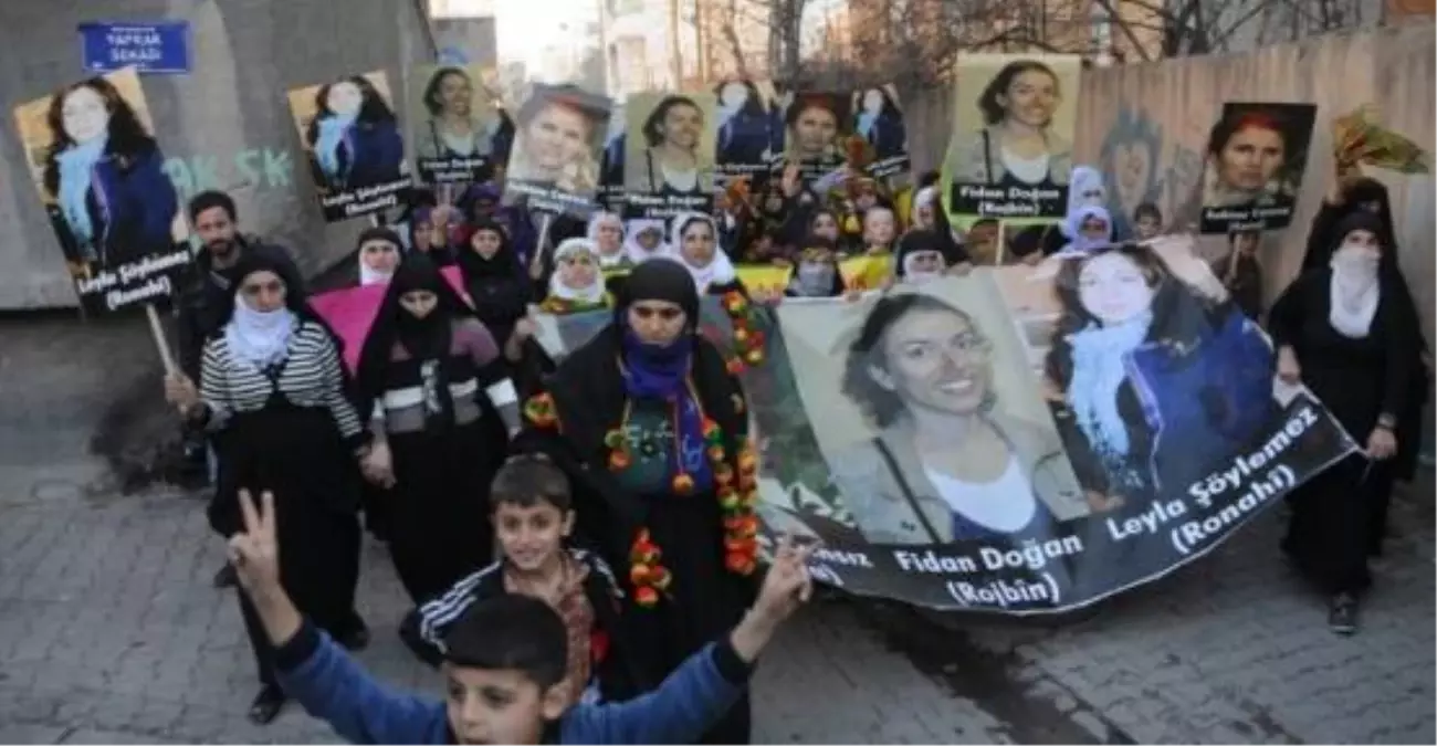 Hakkari\'de Kadınlar Paris\'te Öldürülen 3 Kadını Unutmadı