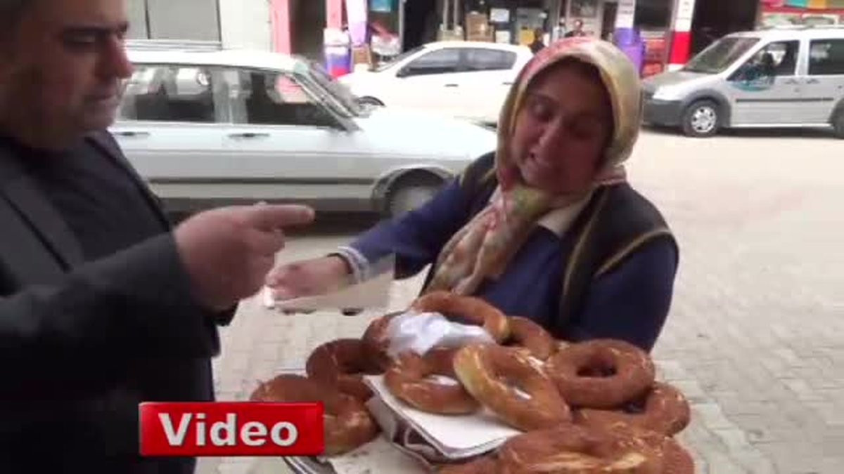 Hanife Ana, 11 Yıldır Simit Satarak Çocuklarını Okutuyor
