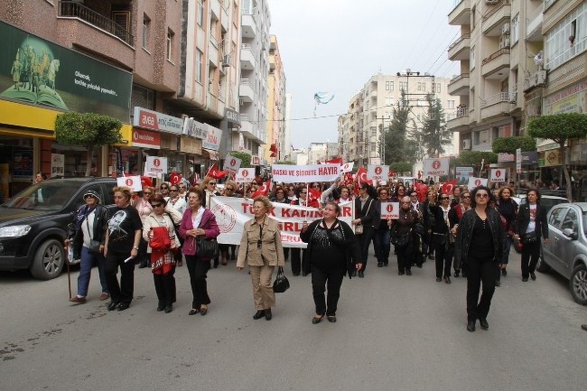 İskenderun'da '8 Mart Büyük Kadın Buluşması' Yürüyüşü