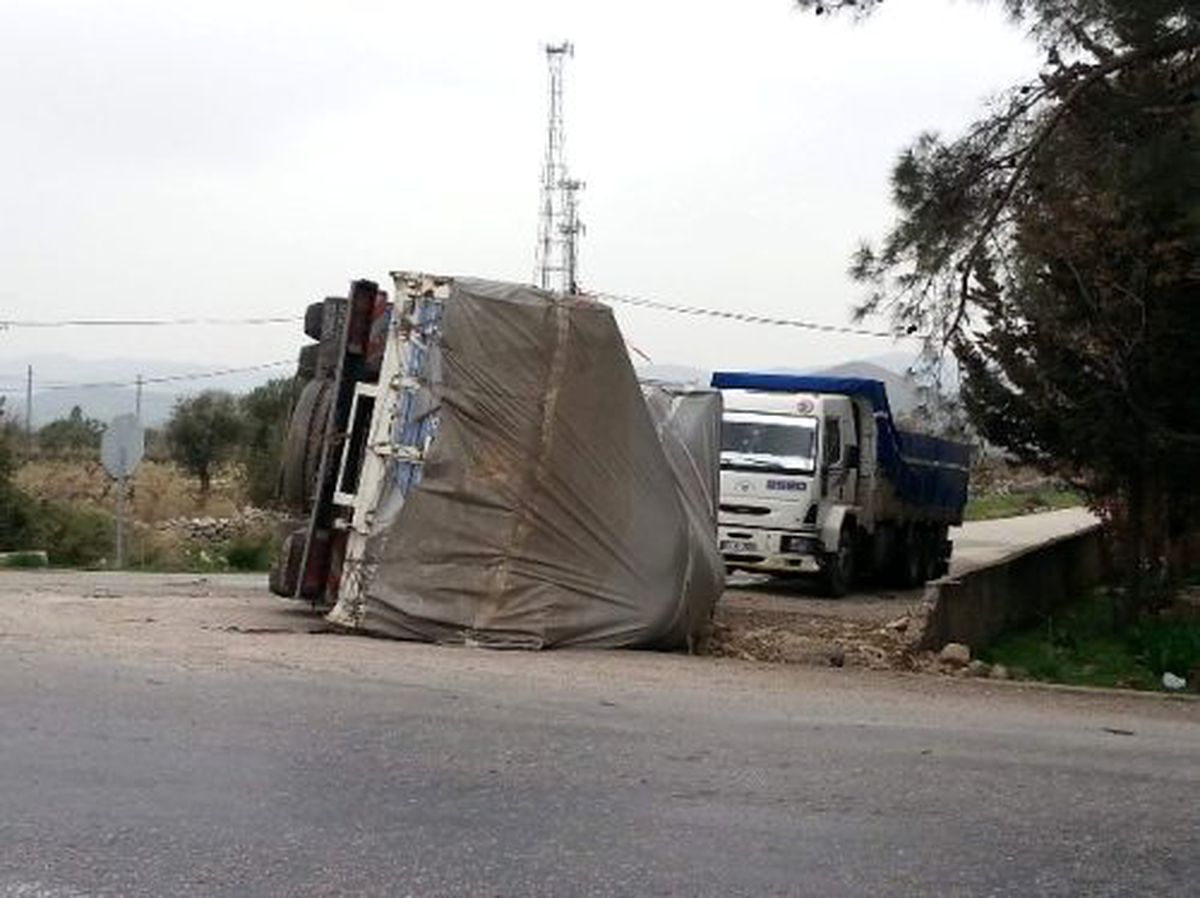 Çimento Yüklü Kamyon Devrildi: 1 Yaralı