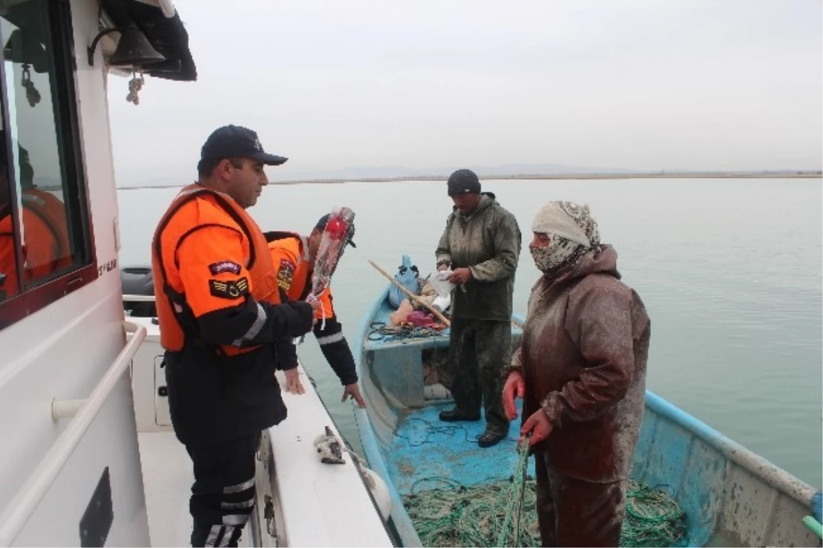 Beyşehir\'de Jandarmadan Balıkçı Kadınlara Çiçek
