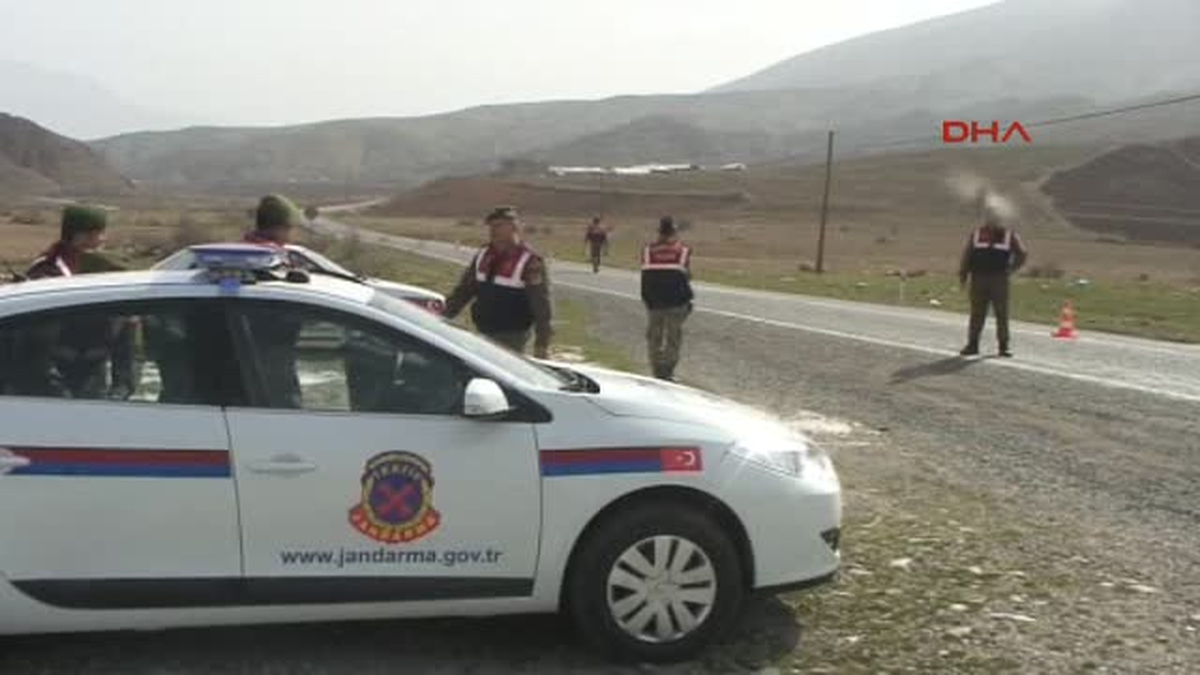 Jandarmadan Kadınlar Günü\'nde Şeker ve Kolonya İkramı