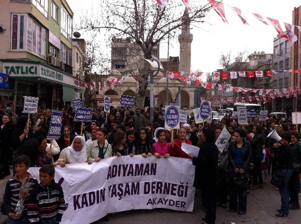 Kadınlar 8 Mart Dünya Kadınlar Günü\'nde Yürüdü