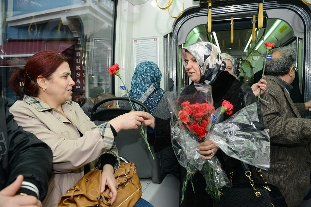 Kadınlar Günü Çiçeklerle Kutlandı