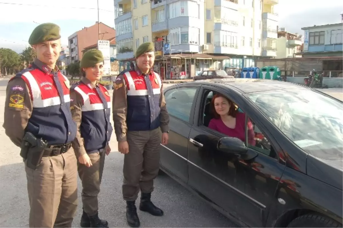 Çanakkale\'de Kadınlar Günü Hediyesi Jandarmadan