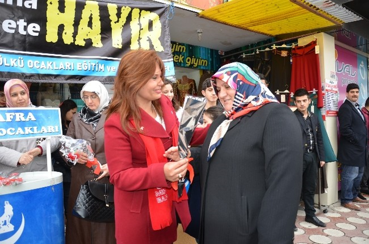 Kadınlar Günü\'nde Karanfil Dağıttılar