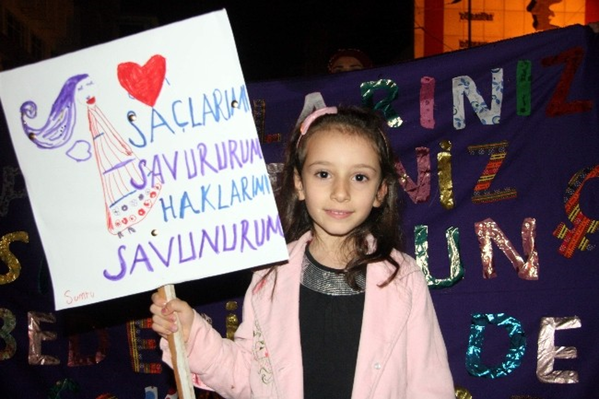 Antalyalı Kadınlar Meşaleleriyle Yürüdü