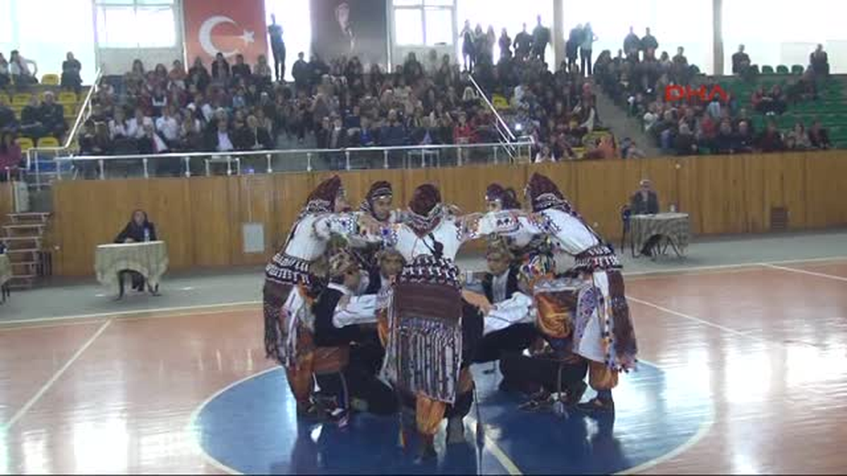 Kadınlar Günü\'nde \'Omuz Halayı\' Oynadılar