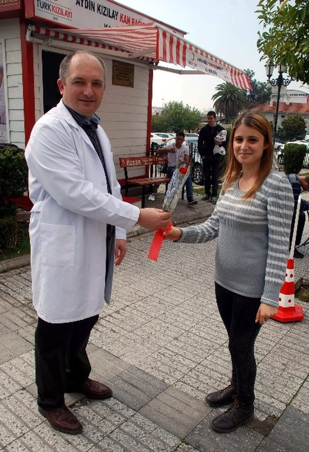 Kadınlar Gününde Aydınlı Kadınlardan Örnek Davranış