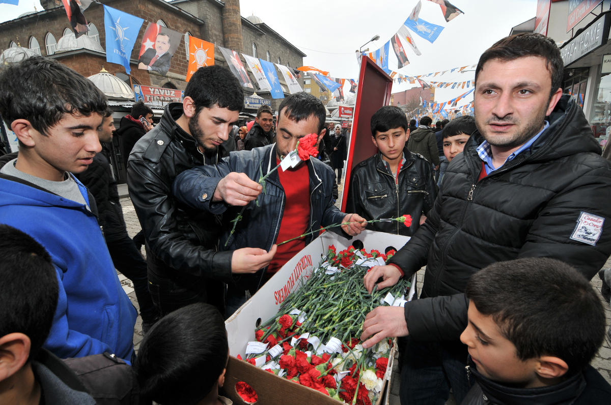 Kadınlara Dağıtılan Çiçekleri Erkekler Almaya Çalıştı