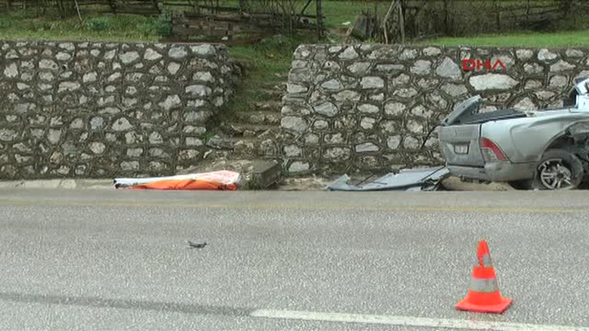 Düzce\'de Kamyonet TIR\'la Çarpıştı: 1 Ölü