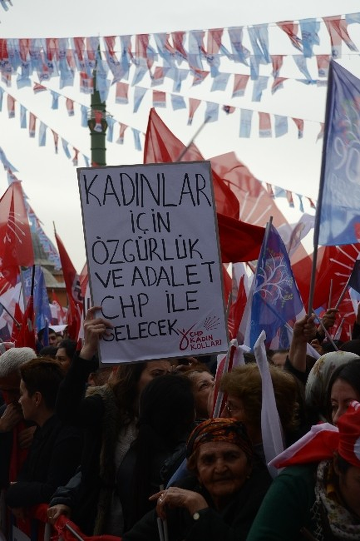 Kılıçdaroğlu\'na CHP Yazılı Kayısı Hediye Edildi