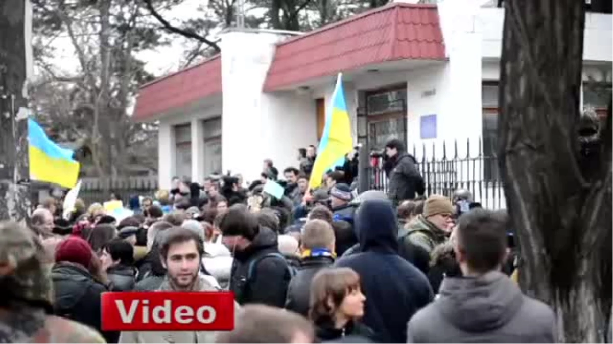 Kırım\'daki Ukraynalı Askerlere Rus Karşıtlarından \'Dayanın\' Çağrısı