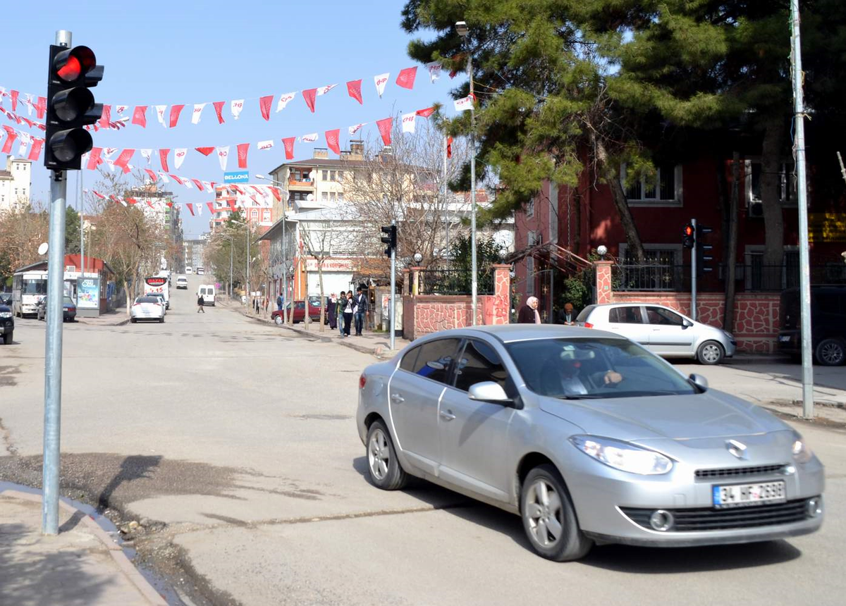 Siirt\'te Kırmızı Işıklar Sürücüleri Yanıltıyor