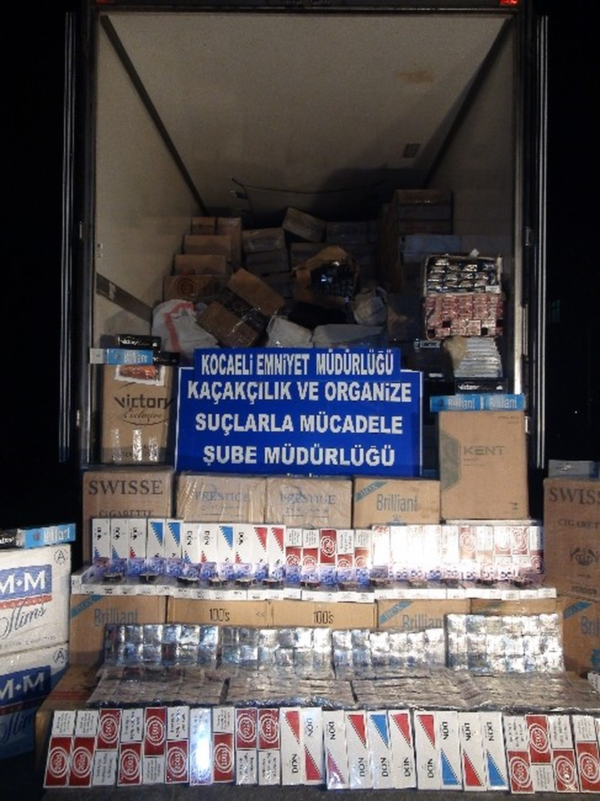 Kocaeli\'de 462 Bin 800 Paket Kaçak Sigara ile 298 Bin 840 Adet Uyarıcı Hap Ele Geçirildi
