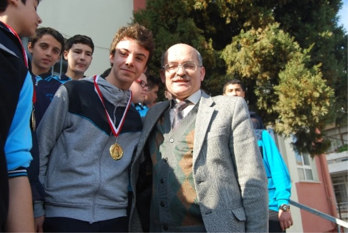Malkara Atatürk Ortaokul Futsal Takımına Madalyaları Verildi