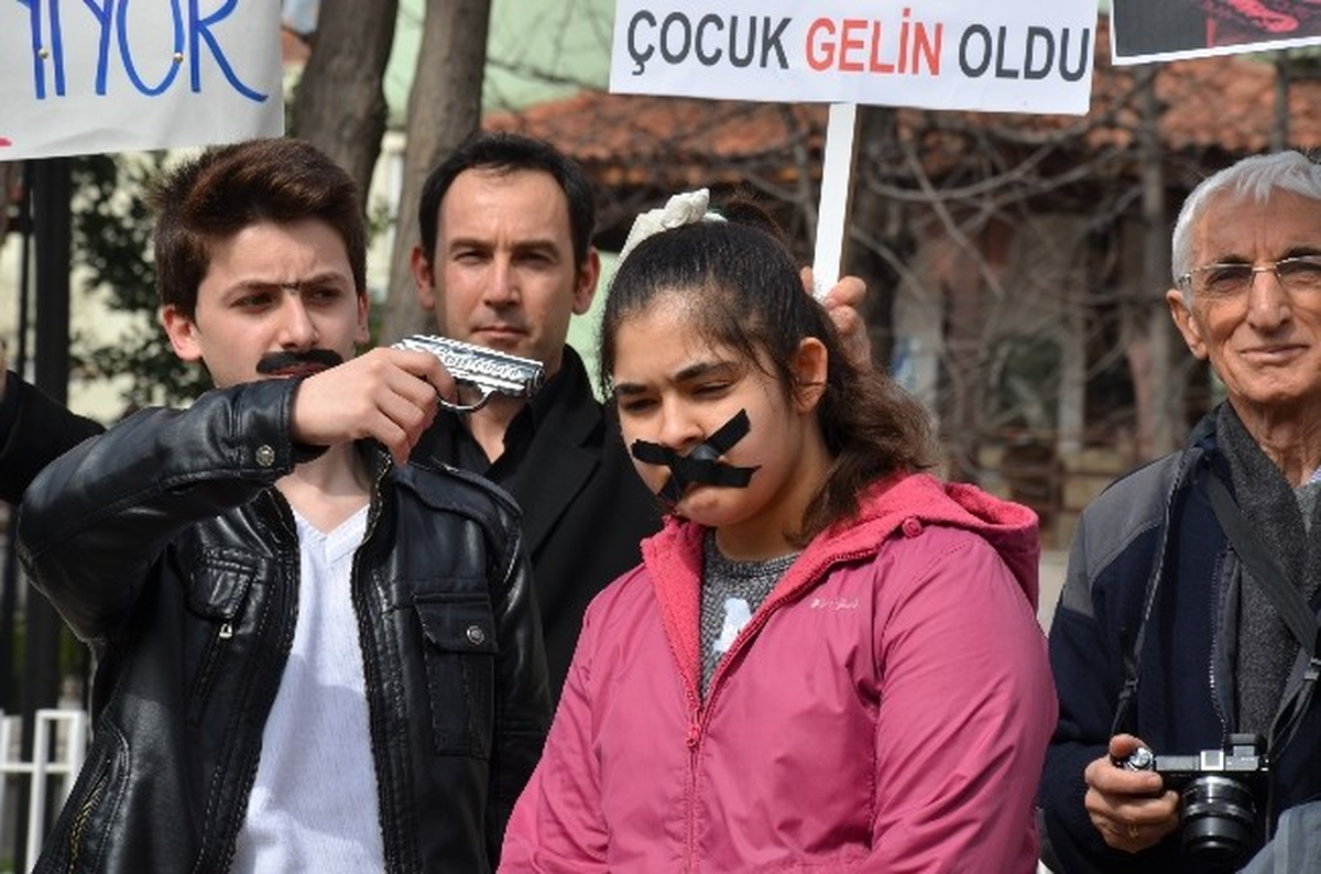 Öğrenciler Küçük Yaşta Evliliği ve Kadına Şiddeti Protesto Etti