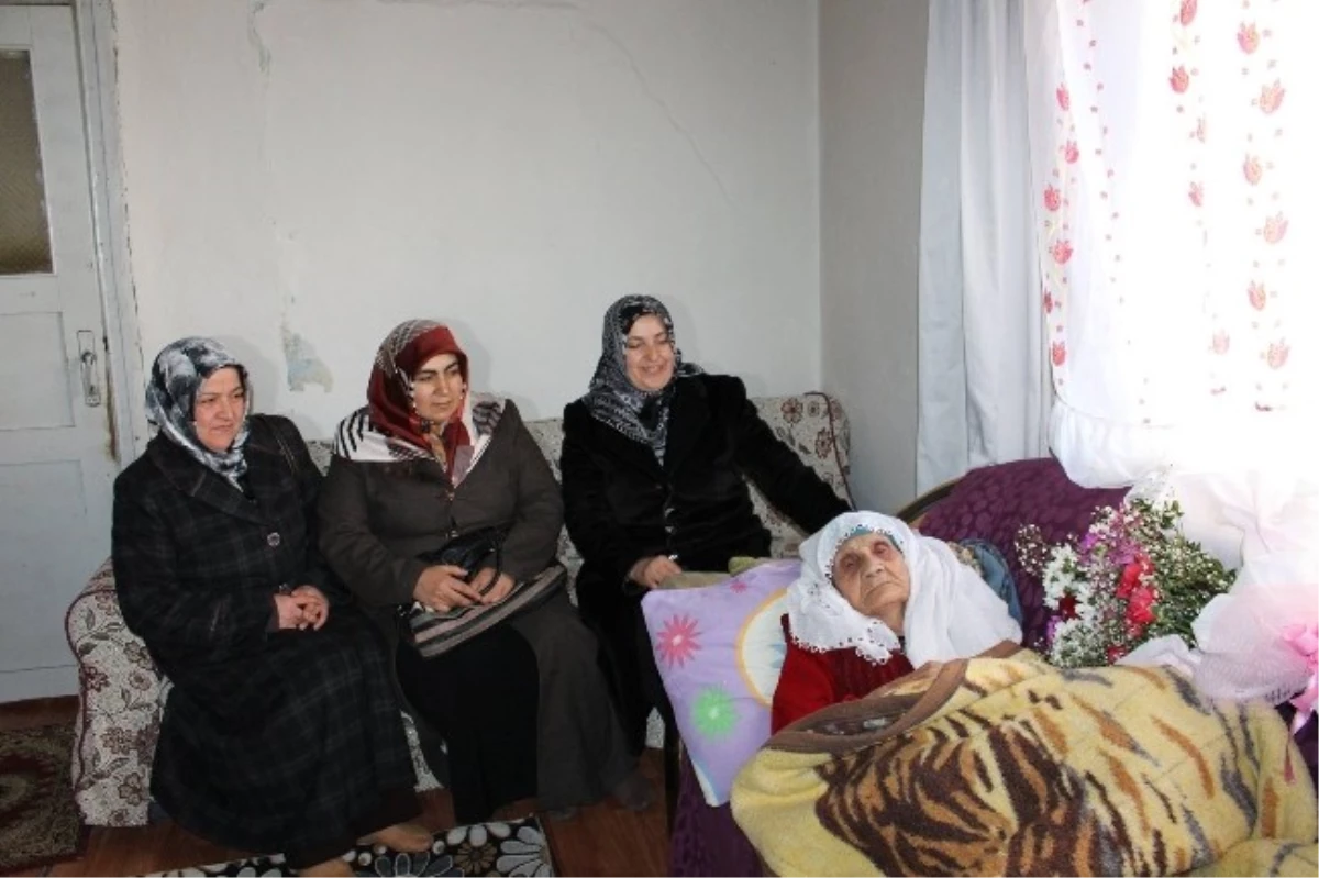 Oltu AK Parti Kadın Kollarından 103 Yaşındaki Nineye Ziyaret