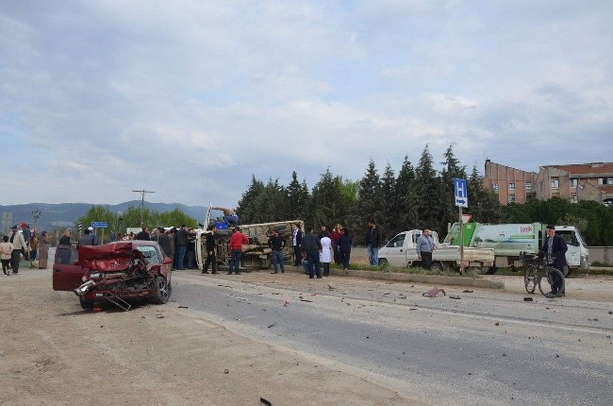 Otomobil Kamyonete Çarptı: 5 Yaralı