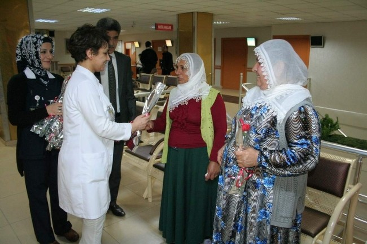 Özel Medlife\'den Hastalara Karanfil