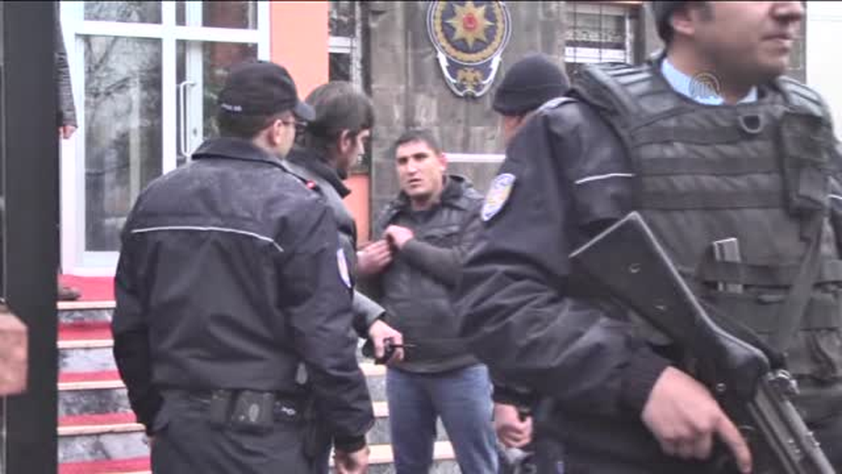 Kars\'ta Polis Merkezi Önünde Bıçaklı Kavga: 3 Yaralı