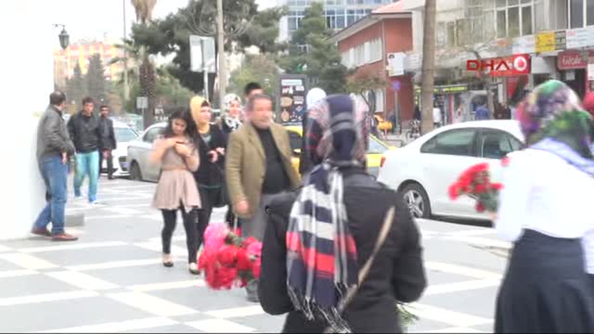 Şanlıurfa\'da Kız Öğrencilerden Kadınlara 10 Bin Karanfil