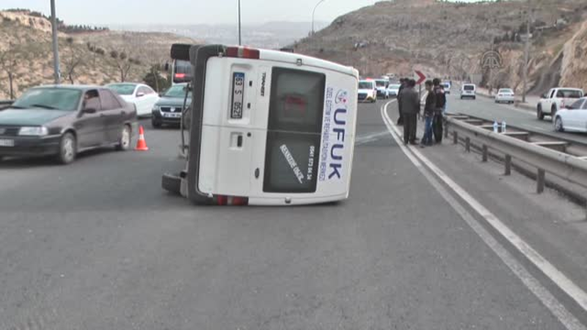 Servis minibüsü devrildi: 3 yaralı -