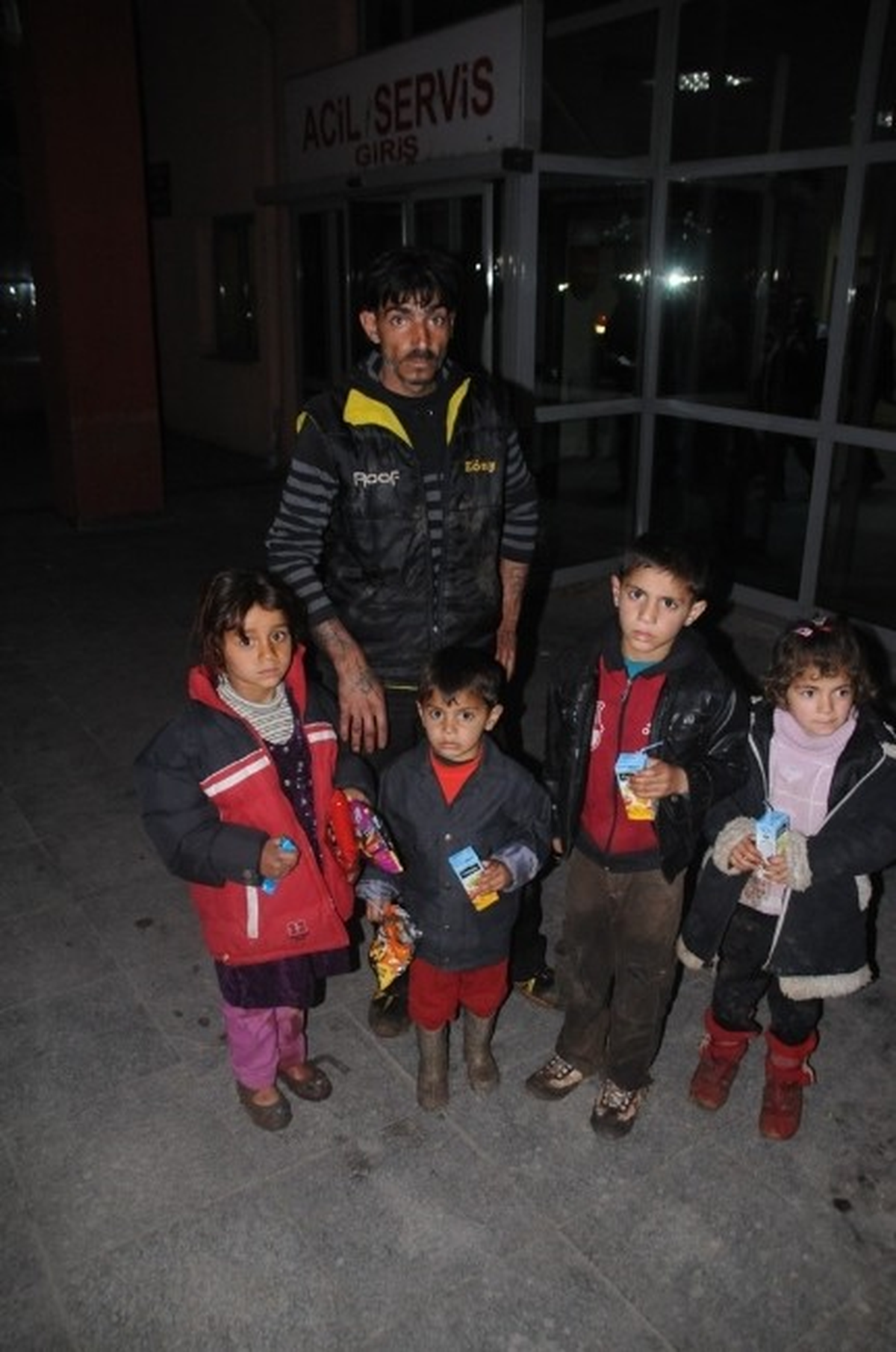 Sınırda Yaralı Halde Bulunan 3 Kişi Hastaneye Kaldırıldı