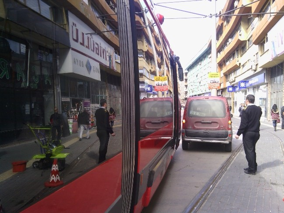Sorumsuz Sürücüler Tramvay Seferlerini Aksatıyor