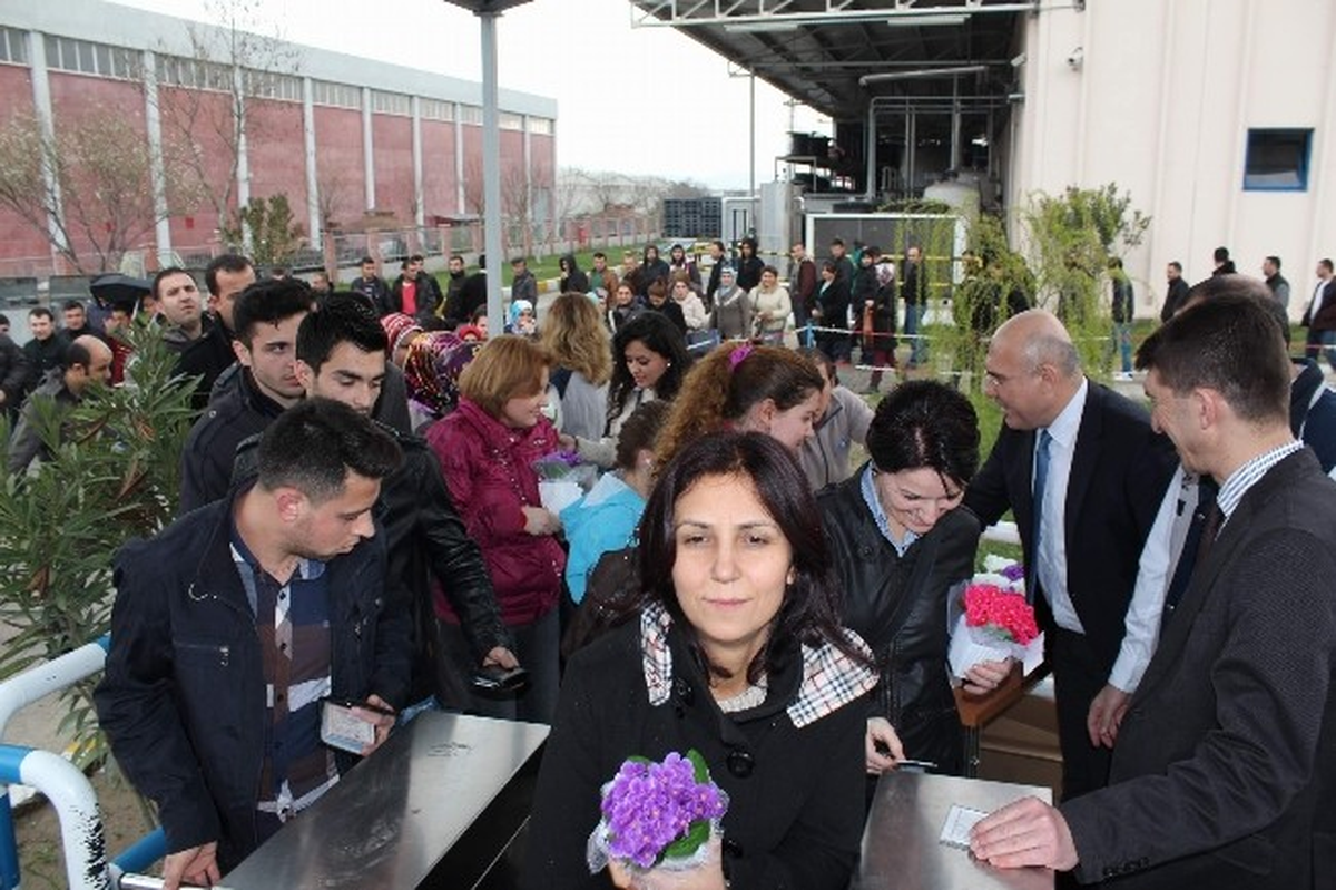 Standard Profil Kadınlar Günü\'nde Çalışanlarına Çiçek Dağıttı