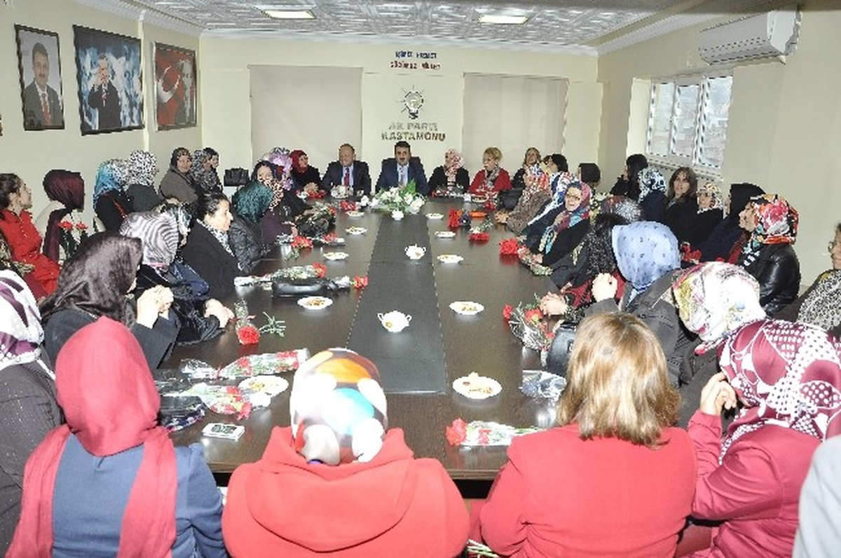 Tahsin Babaş\'tan Kadınlara Karanfilli Kutlama