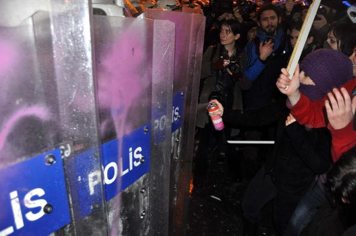 Taksim\'de Eylemci Kadınlar ile Polis Arasında Arbede