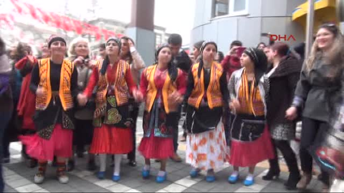 Trabzon\'da 8 Mart Dünya Kadınlar Günü Horon ve Yürüyüşle Kutlandı