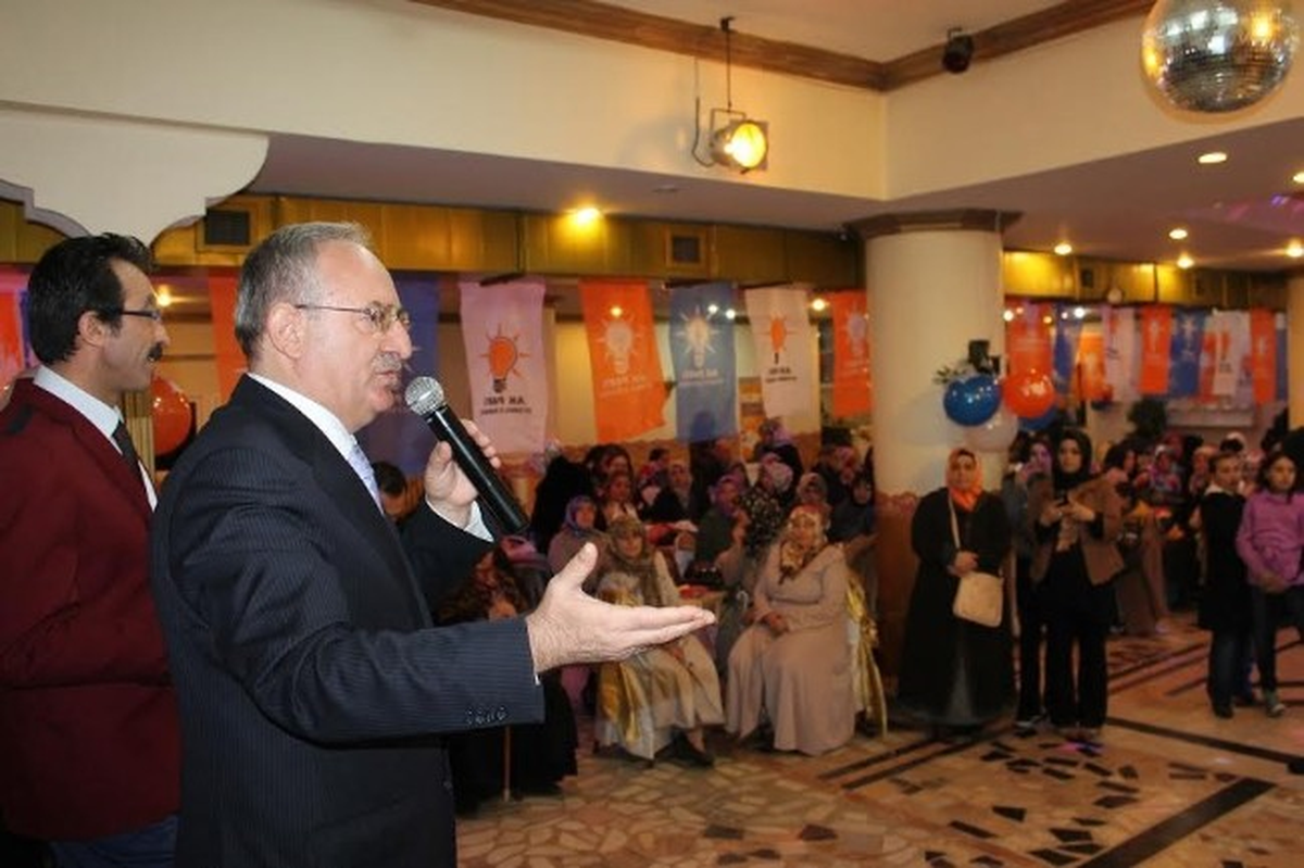 Ak Partili Özsoy, Kadınlara Karanfil Dağıttı