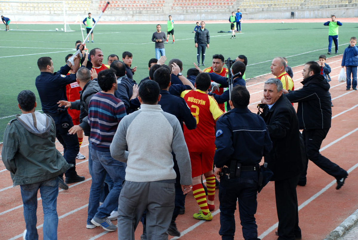 Ampute Futbol Maçında Futbolcu Hakem Dövdü