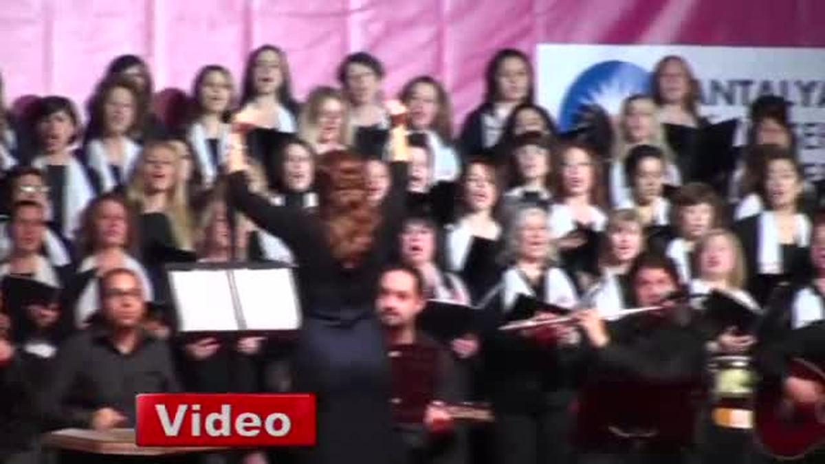 Antalya\'da Kadınlar Yedi Farklı Dilde Şarkı Söyledi